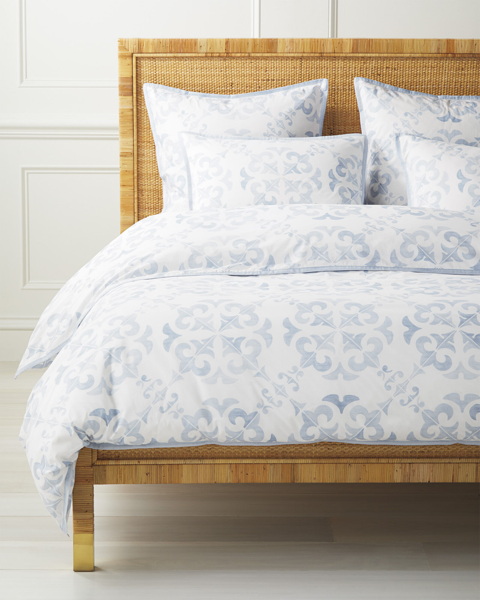 New Serena outlets & Lily Cambria Quilt -Twin-Navy