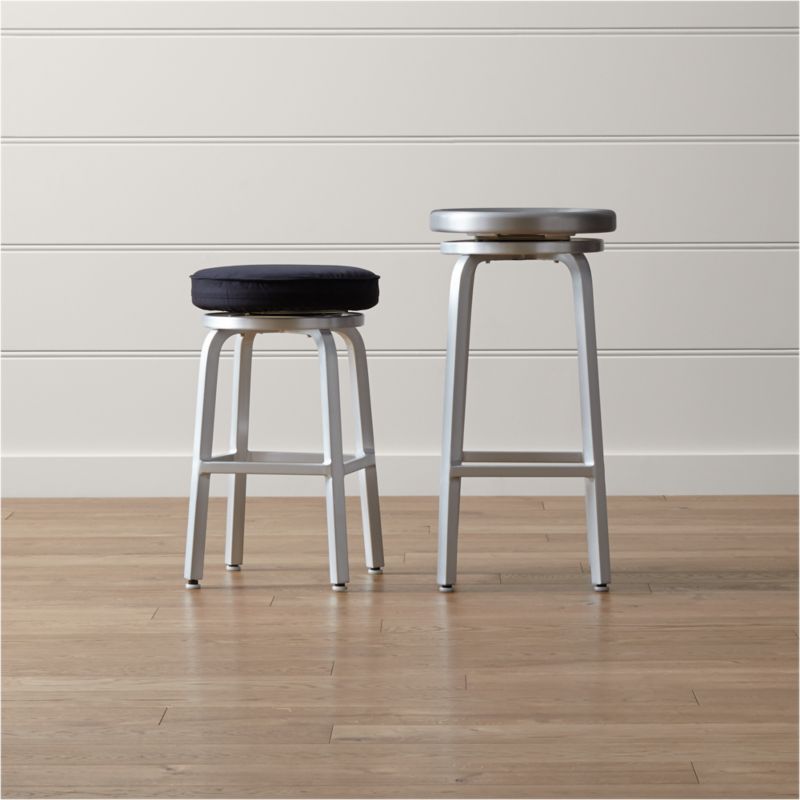 Spin swivel store backless counter stool